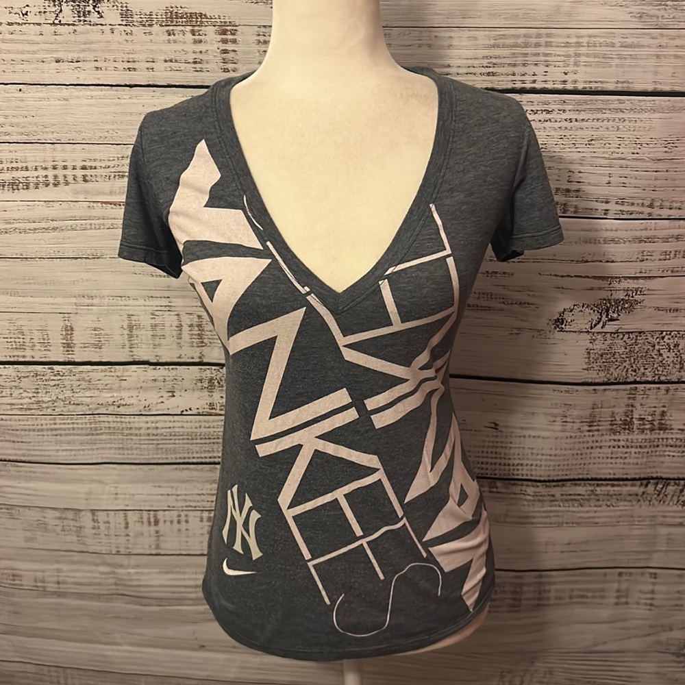 Women Nike New York Yankees shirt size small
